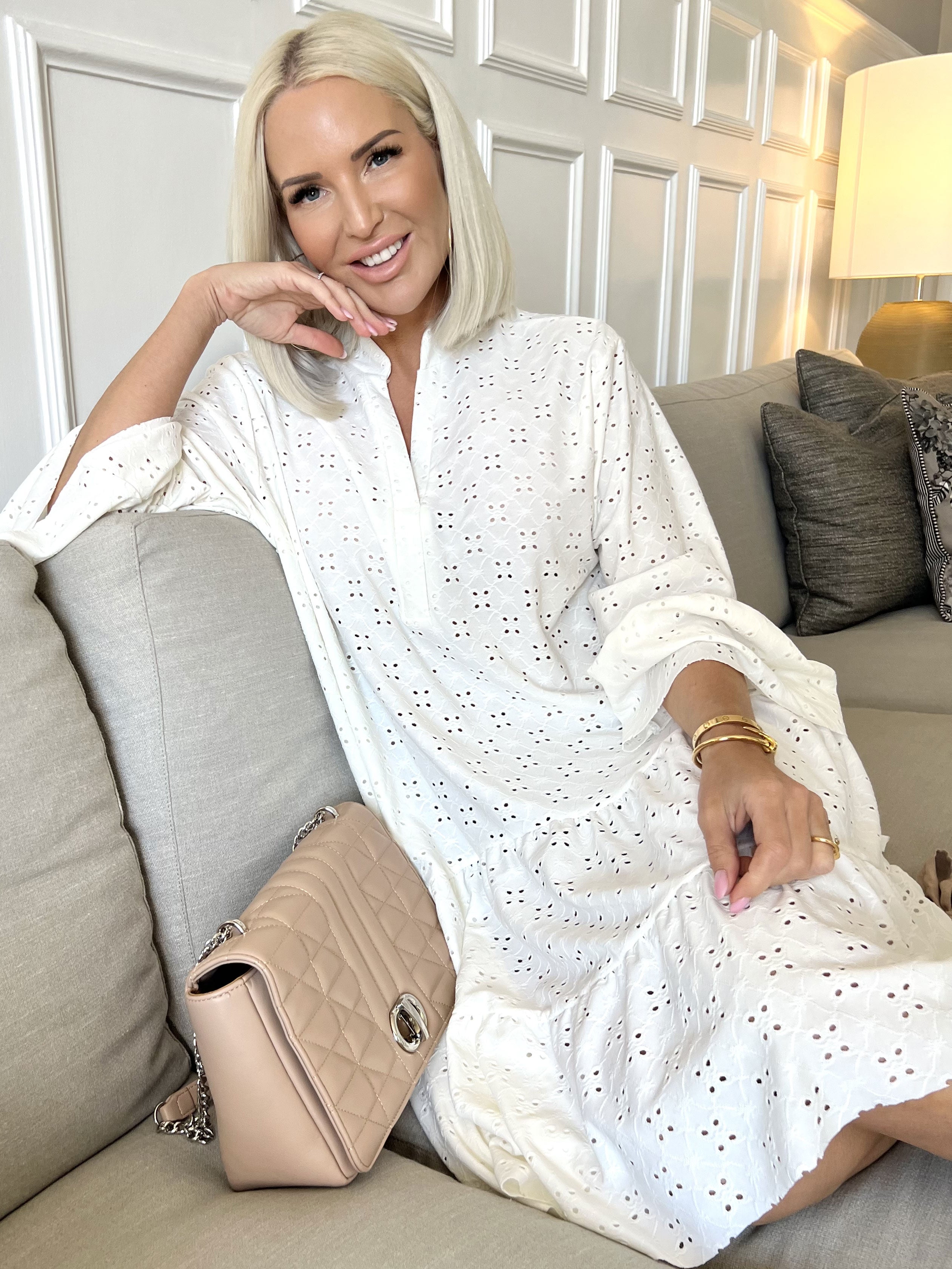 Indiana - Söt klänning med resår i broderie anglaise